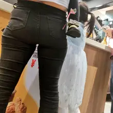 麦当劳点餐的少妇 #紧身牛仔裤 #街拍 #少妇 #翘臀 #偷拍