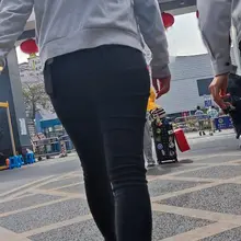 工业区遇见的两个紧身小姐姐 #街拍 #紧身裤 #偷拍