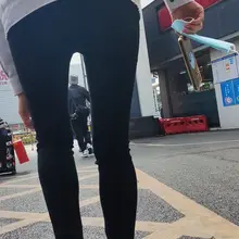 工业区遇见的两个紧身小姐姐 #街拍 #紧身裤 #偷拍