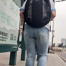 公交站遇到的紧身牛仔 #街拍 #少妇 #紧身牛仔裤 #翘臀 #大屁股