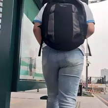公交站遇到的紧身牛仔 #街拍 #少妇 #紧身牛仔裤 #翘臀 #大屁股
