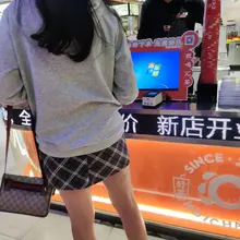 裸腿腿短裙黑色安全裤小姐姐 #街拍 #裸腿 #街拍 #偷拍 #抄底