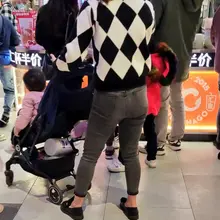 紧身牛仔裤少妇 #紧身牛仔裤 #少妇 #街拍 #偷拍