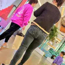 紧身牛仔裤少妇 #街拍 #紧身牛仔裤 #少妇 #翘臀 #偷拍