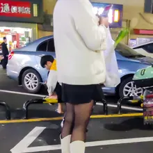 买菜回家做晚饭的黑丝少妇 #黑丝 #丝袜 #少妇 #街拍