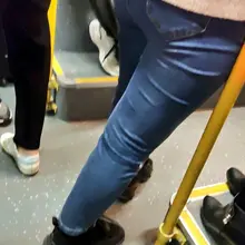 公交车上的紧身翘臀少妇，当时车上人太少了，都想站起来站到她后面去顶她屁股 #紧身牛仔裤 #翘臀少妇 #牛仔裤 #街拍 #少妇