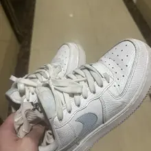 经过的时候刚好碰到四眼骚大奶妹回家 再去鞋架品尝一下空军 新鲜脱下的船袜也塞鞋子里面 那我可不客气了 #原味袜子 #跟扫