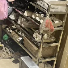 经过的时候刚好碰到四眼骚大奶妹回家 再去鞋架品尝一下空军 新鲜脱下的船袜也塞鞋子里面 那我可不客气了 #原味袜子 #跟扫