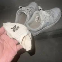 经过的时候刚好碰到四眼骚大奶妹回家 再去鞋架品尝一下空军 新鲜脱下的船袜也塞鞋子里面 那我可不客气了 #原味袜子 #跟扫