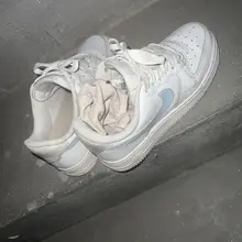 经过的时候刚好碰到四眼骚大奶妹回家 再去鞋架品尝一下空军 新鲜脱下的船袜也塞鞋子里面 那我可不客气了 #原味袜子 #跟扫