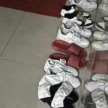 再玩合租姐妹另一个妹子的小白袜 不知道怎么穿的袜子可以这么黑这么臭 看着这么漂亮高冷的妹子 太反差了 #跟扫 #原味白袜