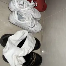 再玩合租姐妹另一个妹子的小白袜 不知道怎么穿的袜子可以这么黑这么臭 看着这么漂亮高冷的妹子 太反差了 #跟扫 #原味白袜