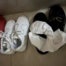 再玩合租姐妹另一个妹子的小白袜 不知道怎么穿的袜子可以这么黑这么臭 看着这么漂亮高冷的妹子 太反差了 #跟扫 #原味白袜