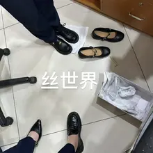 新赛道银行柜员丝 小脚特别的骚 每一双都认真在穿 只穿短丝 可以定制 银行的套子真是难求 现脱现发 #丝袜