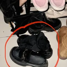 听见男女主在房间里“打扑克”，才安心把小皮鞋带到一旁玷污💦（长筒过膝袜味道不错，小皮鞋也是绝绝子😌）