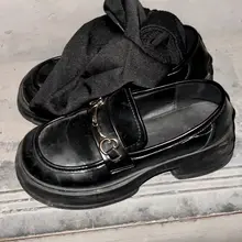听见男女主在房间里“打扑克”，才安心把小皮鞋带到一旁玷污💦（长筒过膝袜味道不错，小皮鞋也是绝绝子😌）
