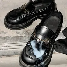 听见男女主在房间里“打扑克”，才安心把小皮鞋带到一旁玷污💦（长筒过膝袜味道不错，小皮鞋也是绝绝子😌）