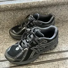 喜欢一切能被我精液漂白的东西～所以瑜伽小美女穿的黑色球鞋，我可也就尽力漂白啦～👟