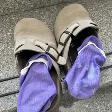 冬季勃肯鞋里的紫色原味袜子🧦（射精完毕后，作为处理精液的抹布，原样放回鞋内）😈