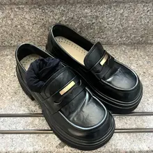 极品啊，小皮鞋里还有一双黑色袜套。（好像中筒袜没看仔细）这么棒的极品，射上精液💧应该会更加极品吧