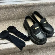 极品啊，小皮鞋里还有一双黑色袜套。（好像中筒袜没看仔细）这么棒的极品，射上精液💧应该会更加极品吧
