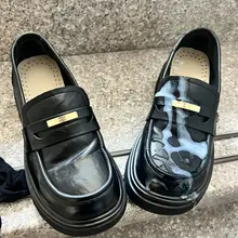 极品啊，小皮鞋里还有一双黑色袜套。（好像中筒袜没看仔细）这么棒的极品，射上精液💧应该会更加极品吧