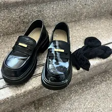 极品啊，小皮鞋里还有一双黑色袜套。（好像中筒袜没看仔细）这么棒的极品，射上精液💧应该会更加极品吧