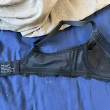 美丽小姐姐继续投稿，今天依旧是性感黑色蕾丝罩，这个罩真的不错，加上小姐姐的身材，让人看的很兴奋😍