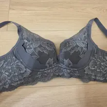 同好投稿自己女友的奶罩，32B的罩杯刚刚好，奶罩都是骚骚的蕾丝款，看着很不错，喜欢的兄弟可以留言期待后续😍
