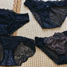 同好投稿自己的骚货妈妈，看着背影的照片，穿着得体端正，但是没想到竟然穿的都是骚骚的蕾丝奶罩内裤，真的很反差，妥妥的一个反差母狗，兄弟们尽情YY她的奶罩内裤吧😍