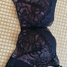 同好投稿自己的骚货妈妈，看着背影的照片，穿着得体端正，但是没想到竟然穿的都是骚骚的蕾丝奶罩内裤，真的很反差，妥妥的一个反差母狗，兄弟们尽情YY她的奶罩内裤吧😍