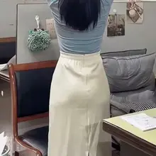 同好投稿自己的骚货妈妈，看着背影的照片，穿着得体端正，但是没想到竟然穿的都是骚骚的蕾丝奶罩内裤，真的很反差，妥妥的一个反差母狗，兄弟们尽情YY她的奶罩内裤吧😍