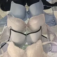 一位来自泰国的同好投稿自己39岁的妈妈，骚货妈妈拥有36D的巨乳，看着照片真的是大奶子呼之欲出，且奶罩款式也很好看😍