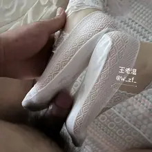 久违了久违了，太久没做爱了，最近都是自己用袜子撸的，好不容易今天想做了，做了一半儿子还进来了说他没睡着，哄睡回来之后都软了，只好用家妻的船袜脚给我足交硬了再干…