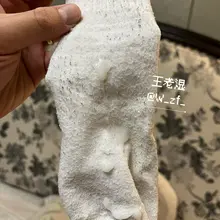 P2:激射兄弟媳妇的原味骚袜子，就像直接射在穿着臭袜子的脚上，被袜子足交过的鸡巴一跳一跳的把精液全部射出，给袜子的主人好好保养 #原味袜子 #射袜 #白袜