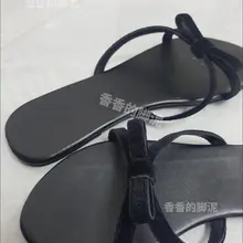 #射鞋 #玩鞋 #扫楼 #打胶 #足交 #恋足 #美足 #美脚 #裸足 加班也有好处，回来让我碰见了个裸足，还是热乎的就玩上了，小骚货是真不怕冷啊