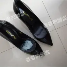 #扫楼 #高跟 #足交 #恋足 #玩鞋 #射鞋 #打胶 没有袜子，可惜了，有没有老哥知道精华液干的快不快，每次都不想擦，不擦又多少有些顾虑