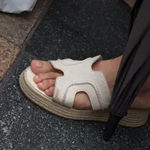 说不上漂亮 但就是那种贤惠知性的感觉，这大概就是人妻少妇的魅力吧 #淫脚 #淫鞋 #街拍 #美足 #美鞋 #挑鞋 #平底鞋 #趾缝 #足弓 #脚底 #趾缝 #…