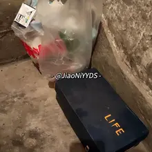 垃圾帮你扔了，鞋我笑纳了 （少妇邻居的，之前玩过她的鞋） #扫楼 #射鞋 #玩鞋 #高跟 #丝袜 #原味 #母狗 #恋足