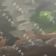 之前光说隔壁大长腿美女但是没机会拍到 本来好久没去了想去看看来着 结果听到里面有玩手机声音还好没开门进去 冒死拍一张让大伙看看 这腿没毛病吧哈哈 前两天就是她…