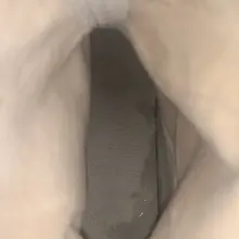 #射鞋 #玩鞋 #扫楼 #打胶 开心诶😁小姐姐收起来的鞋架又放了出来，果断给小姐姐保养一下。冬天就要玩这种带绒毛的鞋子，真是有软又舒服～