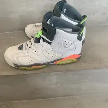 #射鞋 #玩鞋 #扫楼 #打胶 楼下的少妇把鞋架收了进去，楼上的小妹妹又把鞋架摆了出来...衔接的可真是完美呢...真是山穷水尽疑无路，柳暗花明又一村啊。
