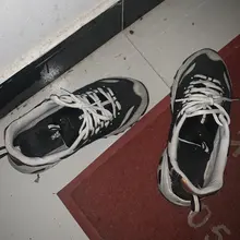 #射鞋 #玩鞋 #扫楼 #打胶 也不知道为啥，妹子家门口的鞋架竟然收回家了！是因为我一个多月没给鞋子保养生气了惩罚我吗？！oh no～听着妹子家门内的欢声笑语…