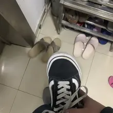 #射鞋 #玩鞋 #扫楼 #打胶 下班点乘着姐姐还没到家，在姐姐家门口强行操了一波姐姐的vans...看着上上下下的电梯真是爽翻了！太他妈刺激了！