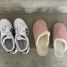 #射鞋 #玩鞋 #扫楼 #打胶 看着虚掩的门，在门口等了半天总算是功夫不负有心人啊，闻着还带着温度的骚拖鞋，干着臭臭的贝壳头，真是太爽了！
