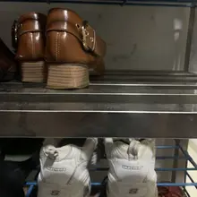 #射鞋 #玩鞋 #扫楼 #打胶 真是一双久违了的斯凯奇啊！我还以为这双鞋被丢了呢...不玩的一只是淡淡的香味，玩的一只是一股淡淡的臭味...也不知道有没有觉得…