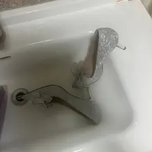 电报群友投稿，表姐的婚鞋，偷偷拿到厕所帮她保养。这么点胶量兄弟平时撸多了吧。