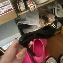 电报群友分享，鞋子挺多，挑了两双高跟拿到楼道保养，这双黑色高跟不错。