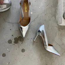 同好投稿，鞋柜里的银色高跟鞋，拿到楼道帮女主保养一下。