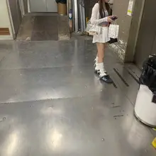 等电梯时，有一个超级好看的美女，可惜有安全裤，抄不到内裤。